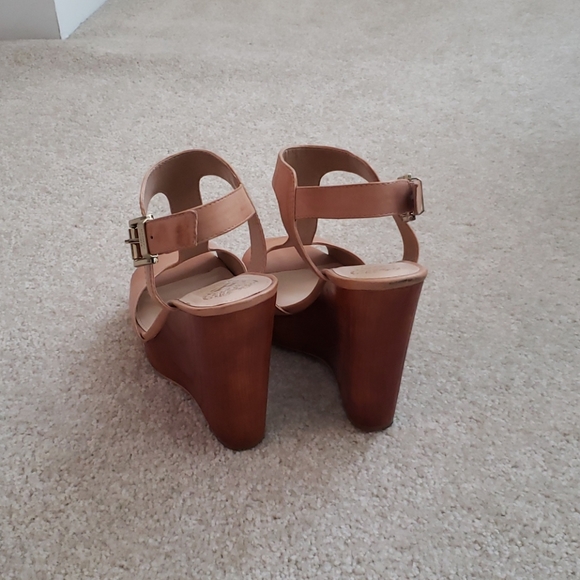 Tan leather wedge sandal. - Picture 4 of 4